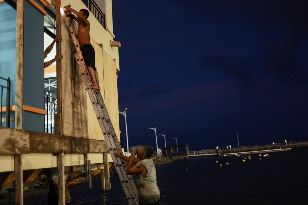 People board up a restaurant as Hurricane Polo approaches Baja California Sur in the town of Loreto, Mexico, on Sunday. Photo: Reuters People board up a restaurant as Hurricane Polo approaches Baja California Sur in the town of Loreto, Mexico, on Sunday. Photo: Reuters
