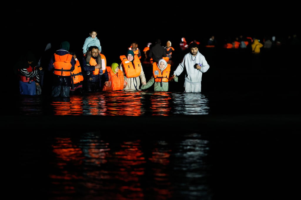 Many migrants try to cross the English Channel from France to Britain on dinghies. Photo: AP Many migrants try to cross the English Channel from France to Britain on dinghies. Photo: AP