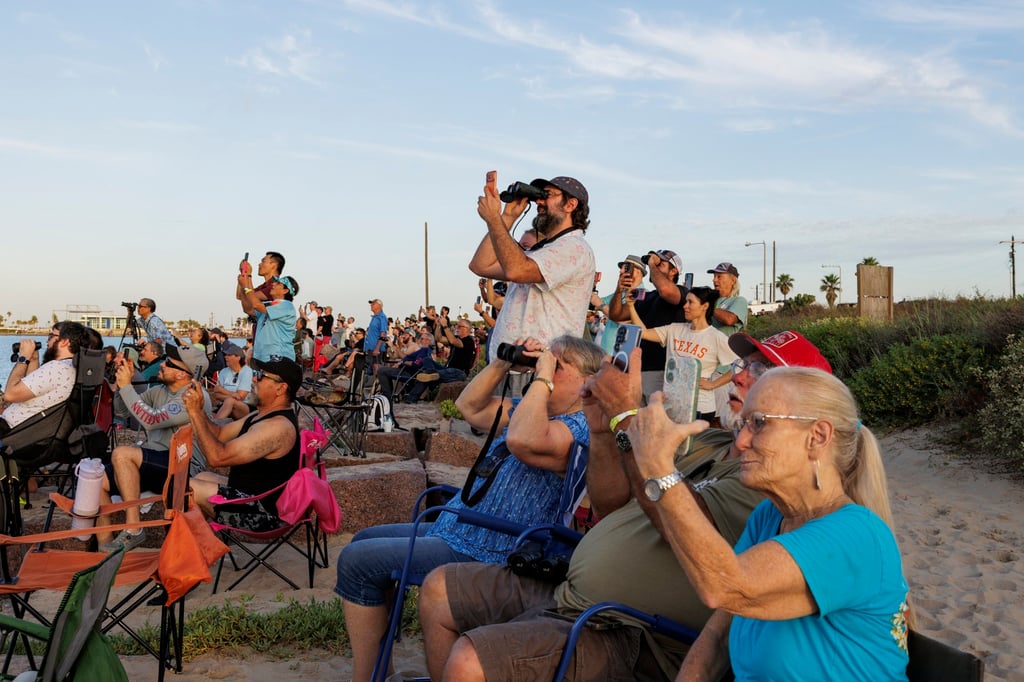 Spectators in Texas watch SpaceX’s Starship V3 rocket take off on Monday. Photo: EPA Spectators in Texas watch SpaceX’s Starship V3 rocket take off on Monday. Photo: EPA