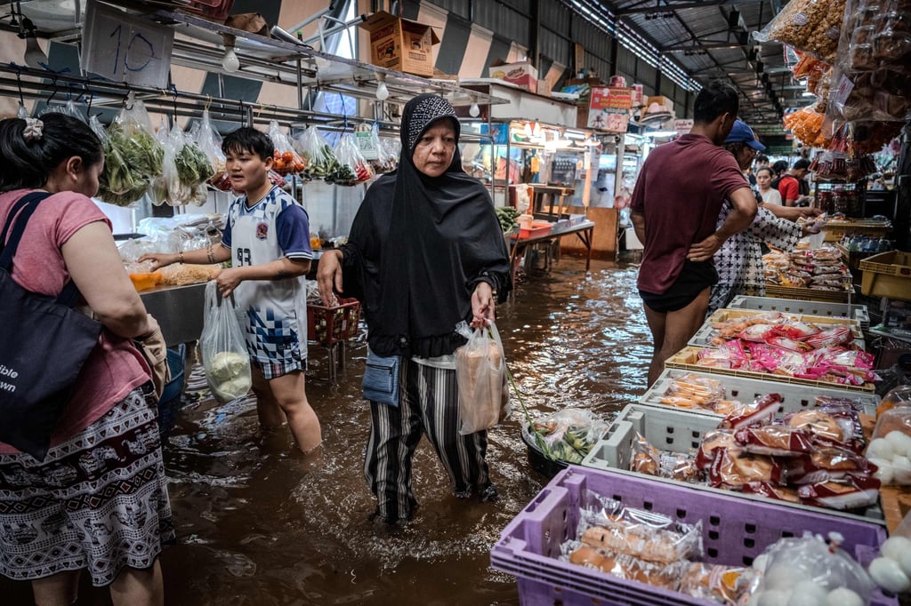 People visit a flooded fresh food market in the Bang Kapi district of Bangkok, Thailand, on Monday. Photo: AFP People visit a flooded fresh food market in the Bang Kapi district of Bangkok, Thailand, on Monday. Photo: AFP