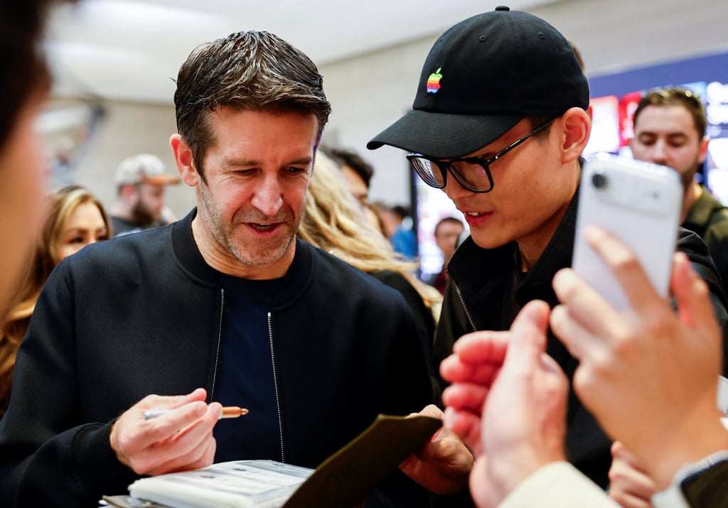 Apple CEO John Ternus signs autographs for customers at the Apple Fifth Avenue flagship store during the launch of the iPhone 18 Pro and iPhone 18 Pro Max in New York on September 18. Photo: Reuters Apple CEO John Ternus signs autographs for customers at the Apple Fifth Avenue flagship store during the launch of the iPhone 18 Pro and iPhone 18 Pro Max in New York on September 18. Photo: Reuters