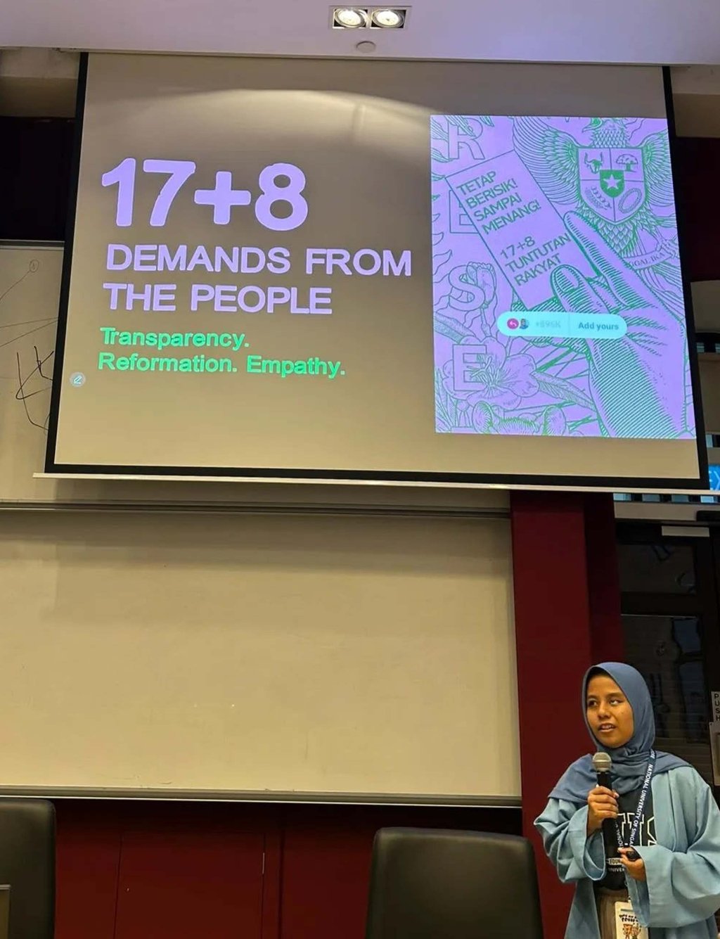 Tri Maira Pangestuti presents a paper at the National University of Singapore. Photo: Tri Maira Pangestuti
