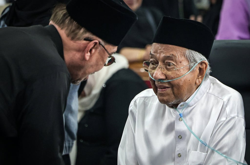 Malaysian Prime Minister Anwar Ibrahim offers his condolences to former prime minister Mahathir Mohamad during a prayer ceremony for his late wife on Monday. Photo: EPA