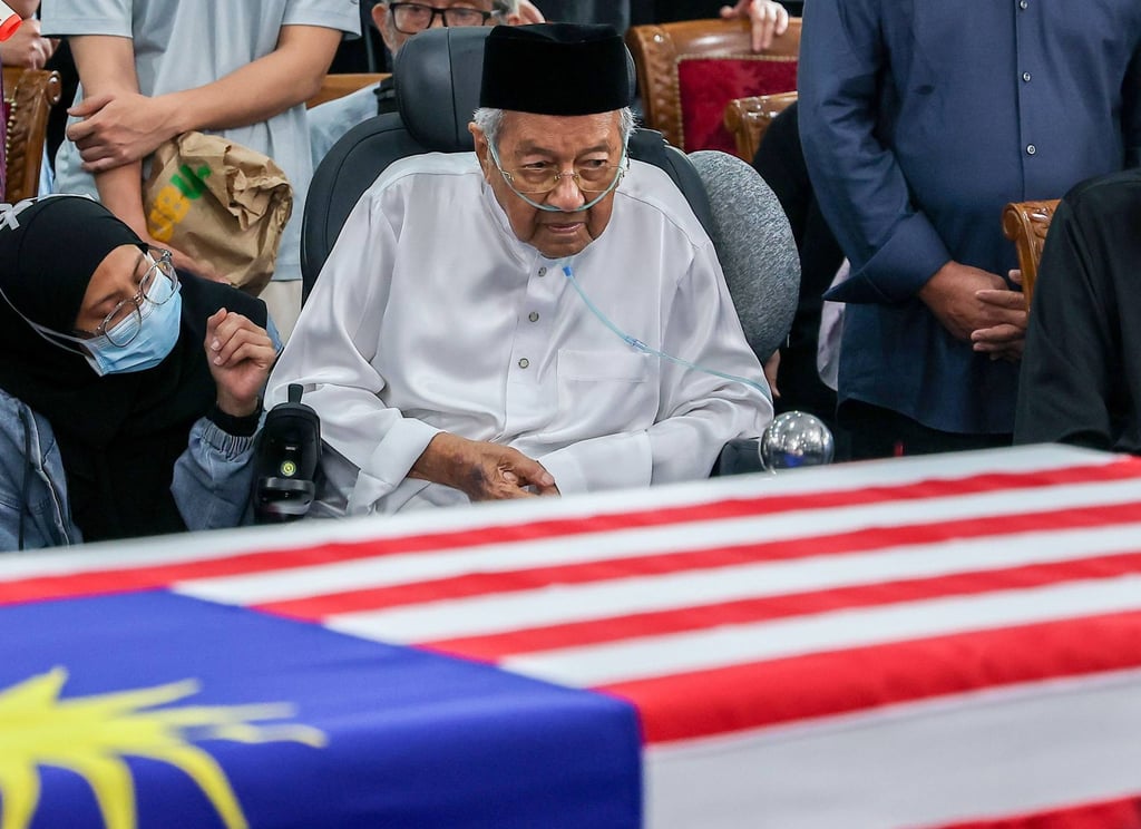 Former Malaysian prime minister Mahathir Mohamad looks at the flag-draped coffin of his late wife at As-Syarif Mosque on Monday. Photo: Bernama / dpa