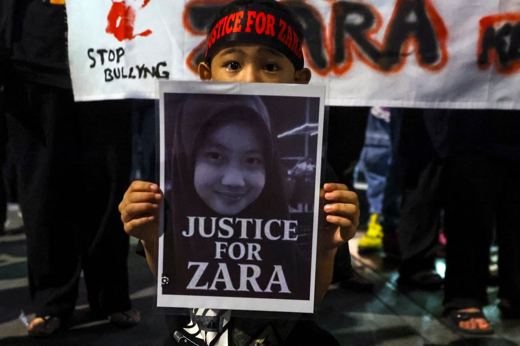 A child holds a placard during a demonstration demanding justice for 13-year-old Zara Qairina rally in Kuala Lumpur, Malaysia, in August 2025. Photo: EPA
