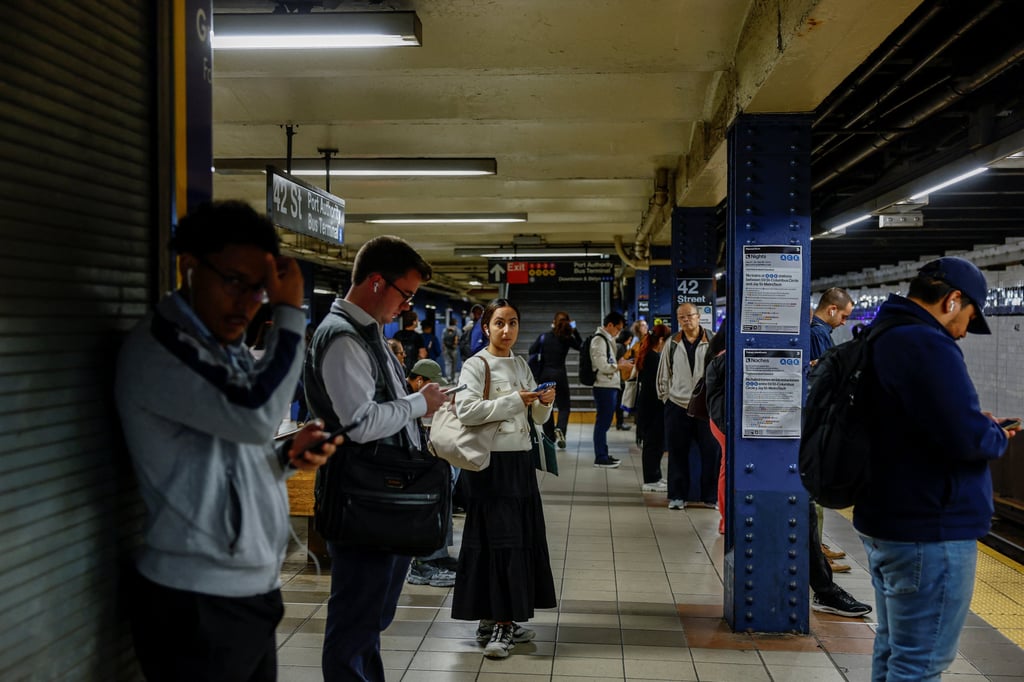 People wait for a subway train on a platform during the rush hour in New York on September 23. Photo: Reuters People wait for a subway train on a platform during the rush hour in New York on September 23. Photo: Reuters