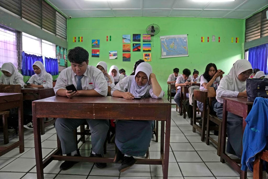 Students use their mobile phones to work on an online exercise at a high school in Jakarta, Indonesia, in January 2024. Photo: AP Students use their mobile phones to work on an online exercise at a high school in Jakarta, Indonesia, in January 2024. Photo: AP