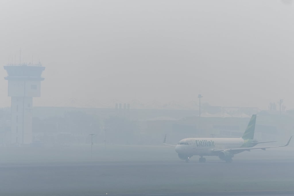 A Citilink Airbus prepares to take off as haze from wildfires shrouds Sultan Mahmud Badaruddin II International Airport in Palembang, South Sumatra, Indonesia, on Wednesday. Photo: Reuters A Citilink Airbus prepares to take off as haze from wildfires shrouds Sultan Mahmud Badaruddin II International Airport in Palembang, South Sumatra, Indonesia, on Wednesday. Photo: Reuters