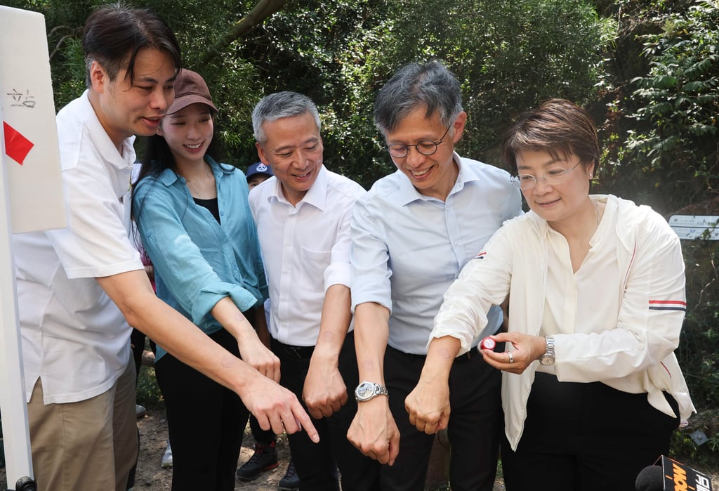 Lawmakers Steven Ho Chun-yin, Vivian Kong Man-wai and Perry Yiu Pak-leung; Director of Agriculture, Fisheries and Conservation Mickey Lai Kin-ming; and lawmaker Christine Fong Kwok-shan visit a checkpoint at Po Pin Chau. Photo: Edmond So Lawmakers Steven Ho Chun-yin, Vivian Kong Man-wai and Perry Yiu Pak-leung; Director of Agriculture, Fisheries and Conservation Mickey Lai Kin-ming; and lawmaker Christine Fong Kwok-shan visit a checkpoint at Po Pin Chau. Photo: Edmond So