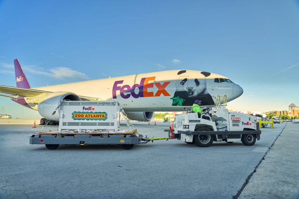 A plane carrying giant pandas Ping Ping and Fu Shuang arrives in Atlanta on September 27. Photo: AFP A plane carrying giant pandas Ping Ping and Fu Shuang arrives in Atlanta on September 27. Photo: AFP