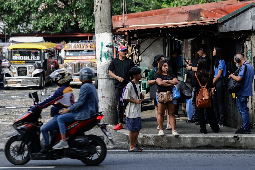 People wait for alternative public transport after finding out that the jeepneys behind them will not be operated due to a transport strike in Manila, the Philippines, on September 14. Photo: EPA People wait for alternative public transport after finding out that the jeepneys behind them will not be operated due to a transport strike in Manila, the Philippines, on September 14. Photo: EPA