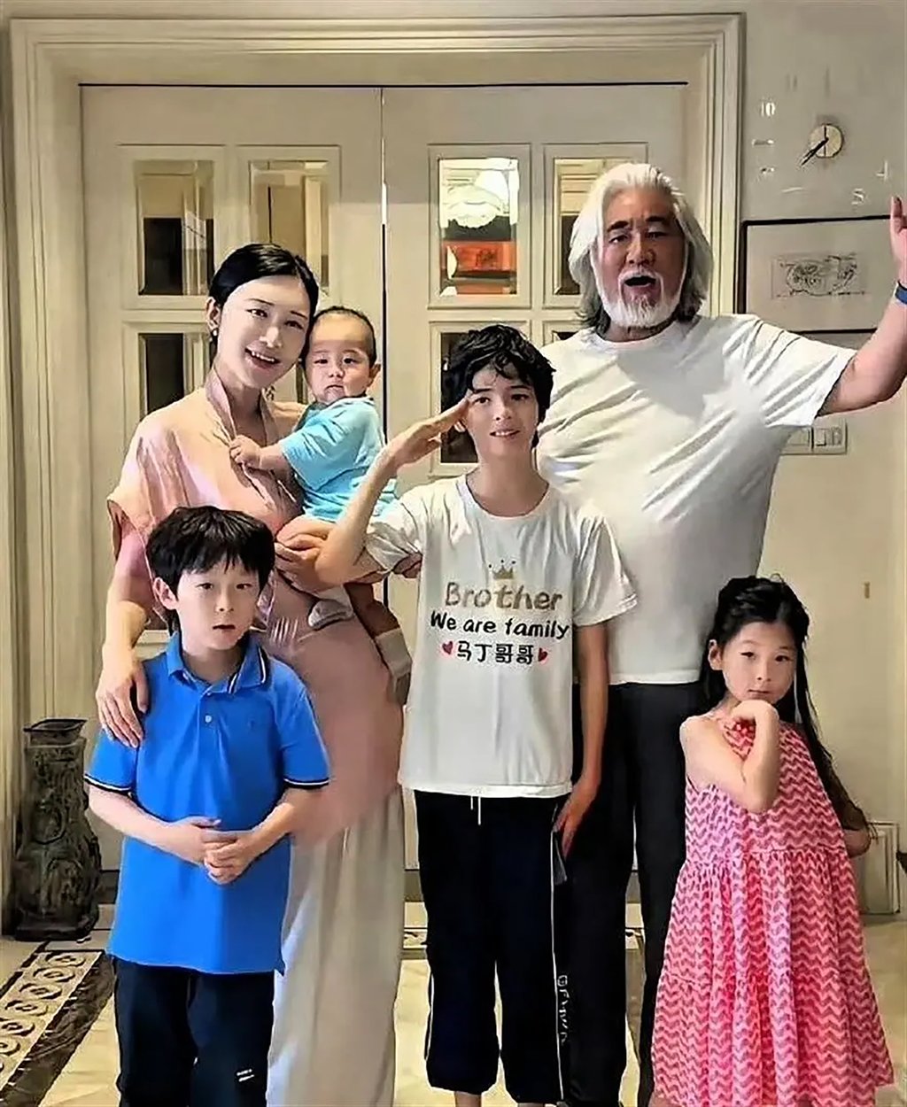 The couple married in 2017 and have three shared children. Zhang also co-parents Du’s older son, Martin, from a previous IVF pregnancy. Photo: QQ.com The couple married in 2017 and have three shared children. Zhang also co-parents Du’s older son, Martin, from a previous IVF pregnancy. Photo: QQ.com