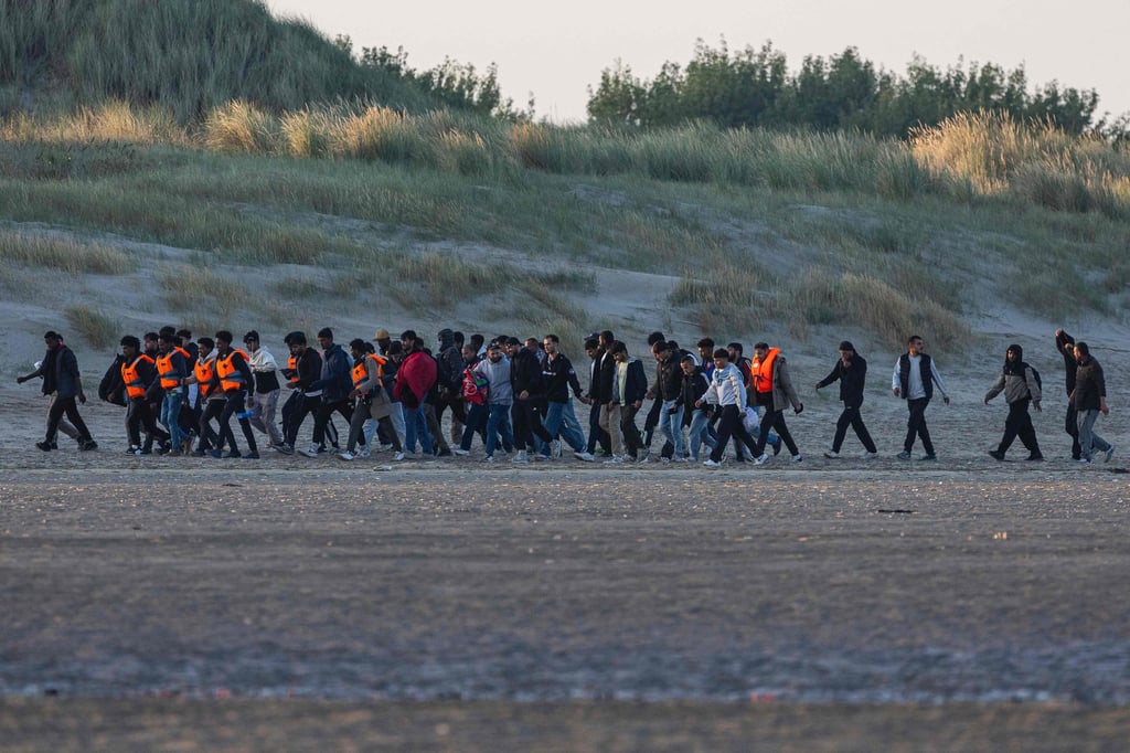 Migrants walk on the beach to wait for a smuggler’s boat to attempt to cross the English Channel off the beach of Gravelines, France, in August 2025. Photo: AFP Migrants walk on the beach to wait for a smuggler’s boat to attempt to cross the English Channel off the beach of Gravelines, France, in August 2025. Photo: AFP