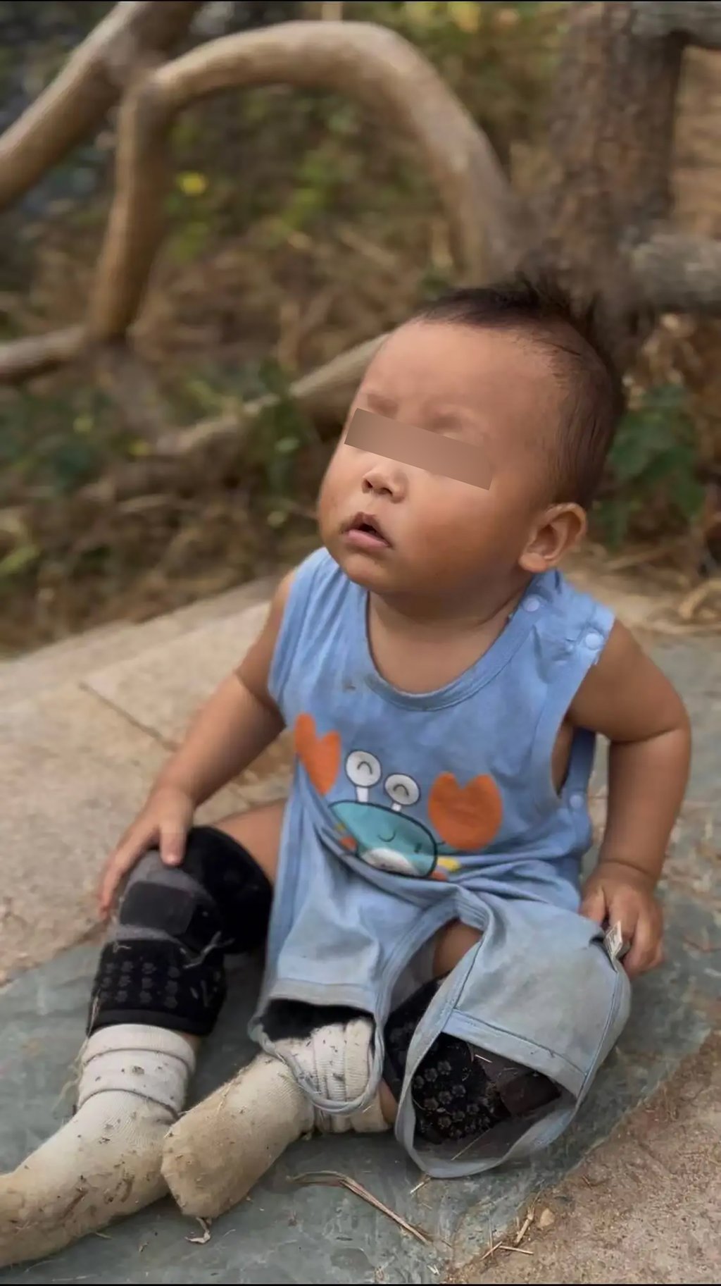 The parents do not mind their son getting a bit dirty, provided he is properly dressed and protected during his outdoor activities. Photo: Sohu