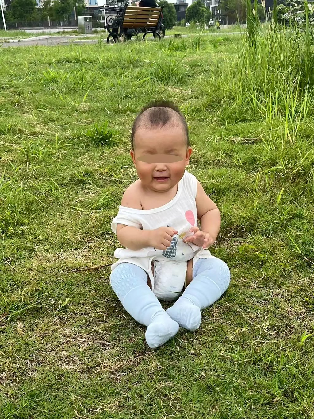 The father noted that their son inherited his parents’ love for the outdoors, growing restless if kept inside too long. Photo: Sohu