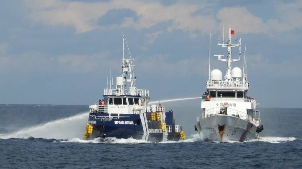 A Chinese Coast Guard vessel (right) fires a water cannon at the Philippines’ BRP Datu Pagbuaya near Thitu on October 12, 2025. Photo: Philippine Coast Guard / AP A Chinese Coast Guard vessel (right) fires a water cannon at the Philippines’ BRP Datu Pagbuaya near Thitu on October 12, 2025. Photo: Philippine Coast Guard / AP