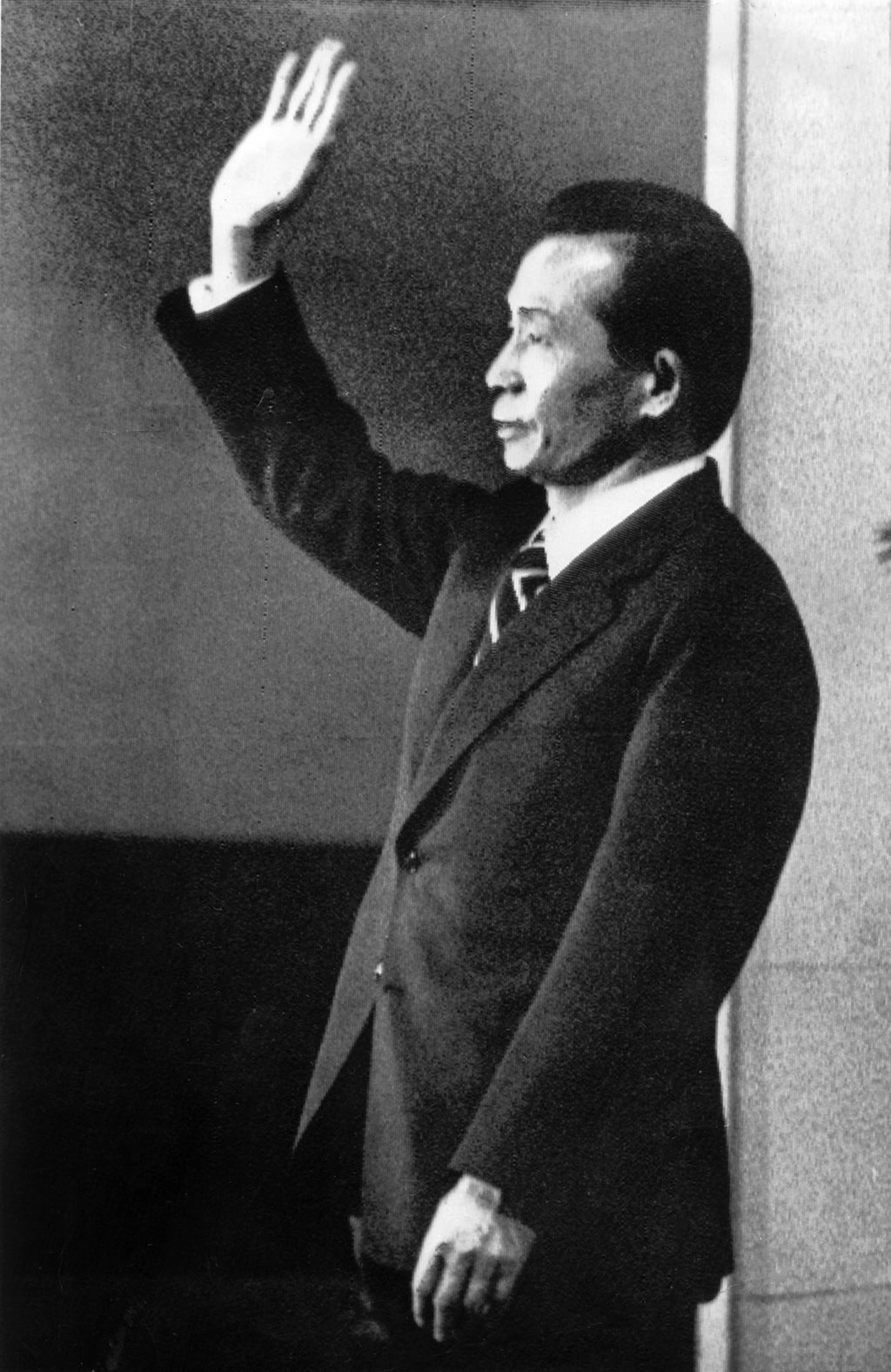 Park Chung-hee waves hands to the cheering crowd as he arrives to address the National Conference for Unification at Changchung Municipal Gym on December 23, 1972. Photo: UPI Park Chung-hee waves hands to the cheering crowd as he arrives to address the National Conference for Unification at Changchung Municipal Gym on December 23, 1972. Photo: UPI