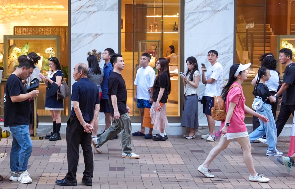 Crowds of visitors in Tsim Sha Tsui on Thursday. Elson Li