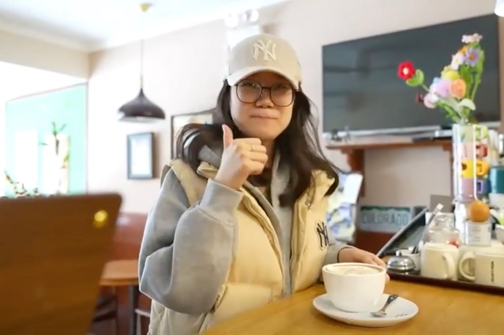 A guest signals their approval with a thumbs-up, praising Zhao’s exceptional coffee. Photo: Baidu