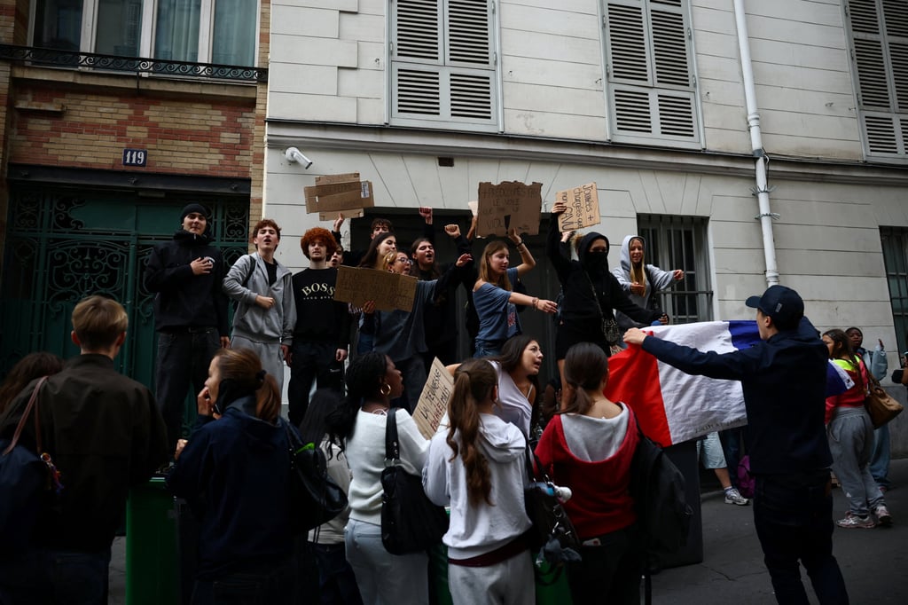 Students hold a French flag and placards as they gather outside the Lycee Lamartine high school in Paris as part of nationwide protests to demand better school conditions in France, on Wednesday. Photo: Reuters Students hold a French flag and placards as they gather outside the Lycee Lamartine high school in Paris as part of nationwide protests to demand better school conditions in France, on Wednesday. Photo: Reuters