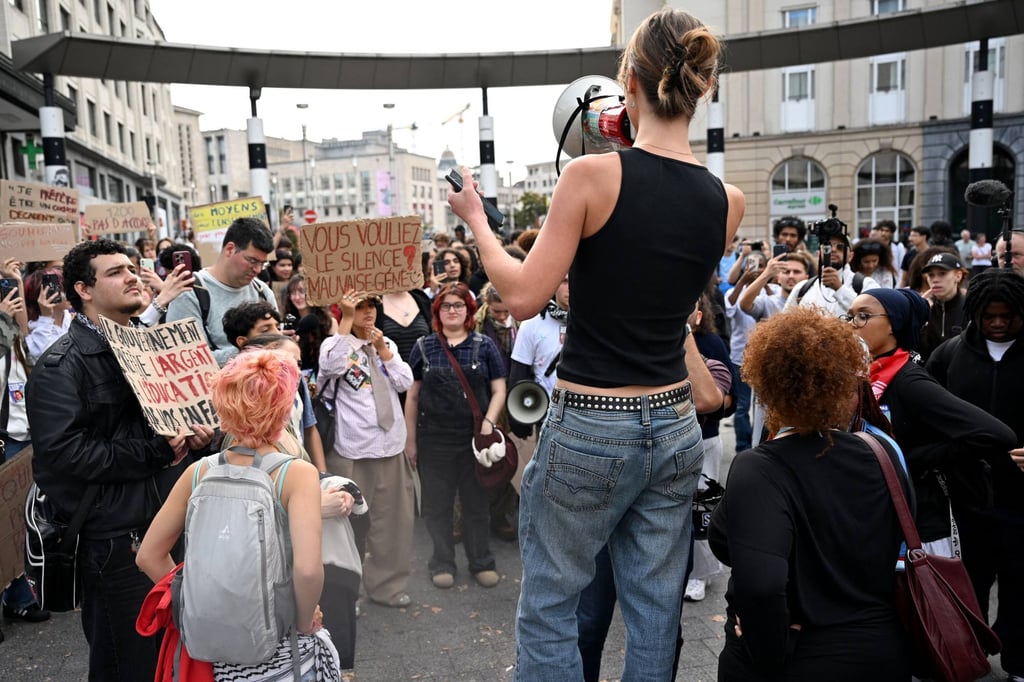 Students gather at the Gare Centrale in Brussels, Belgium, to protest against education reforms and budget cuts on Wednesday. Photo: dpa Students gather at the Gare Centrale in Brussels, Belgium, to protest against education reforms and budget cuts on Wednesday. Photo: dpa