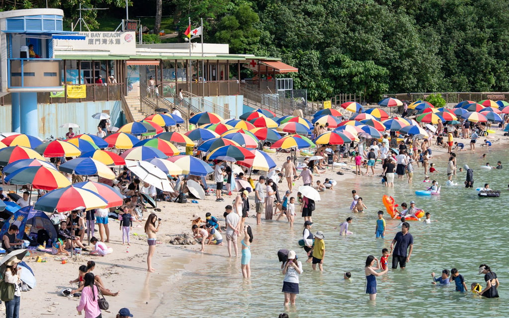 Crowds at Hap Mun Bay on October 4. Sai Kung district councillor Chris Cheung said some locations came under pressure and facilities had not fully kept pace with numbers. Photo: Greenpeace Crowds at Hap Mun Bay on October 4. Sai Kung district councillor Chris Cheung said some locations came under pressure and facilities had not fully kept pace with numbers. Photo: Greenpeace