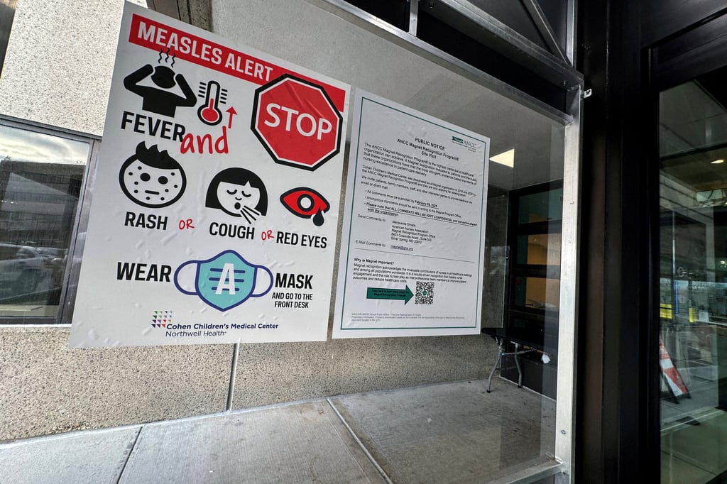 A measles alert sign hangs outside the entrance to the Cohen Children’s Medical Centre in New York in March 2025. Photo: Reuters