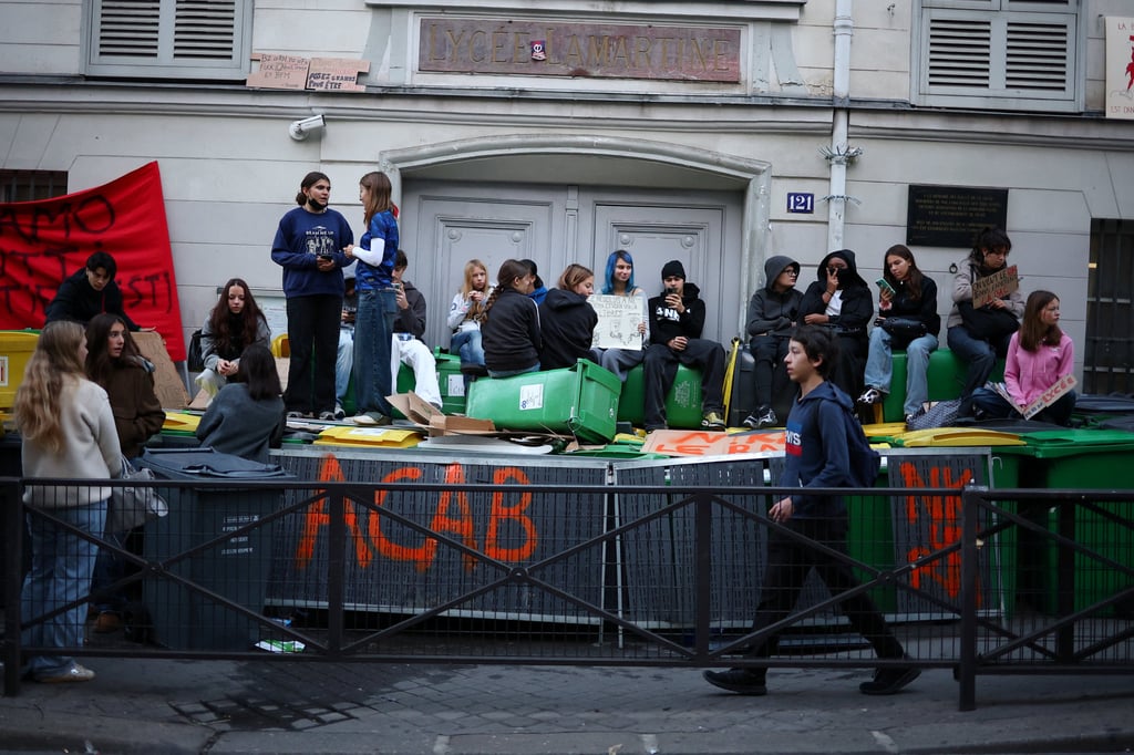 French high school students sit on barricades outside the Lycee Lamartine high school in Paris, as part of nationwide protests against the lack of education funding in France, on October 8. Photo: Reuters