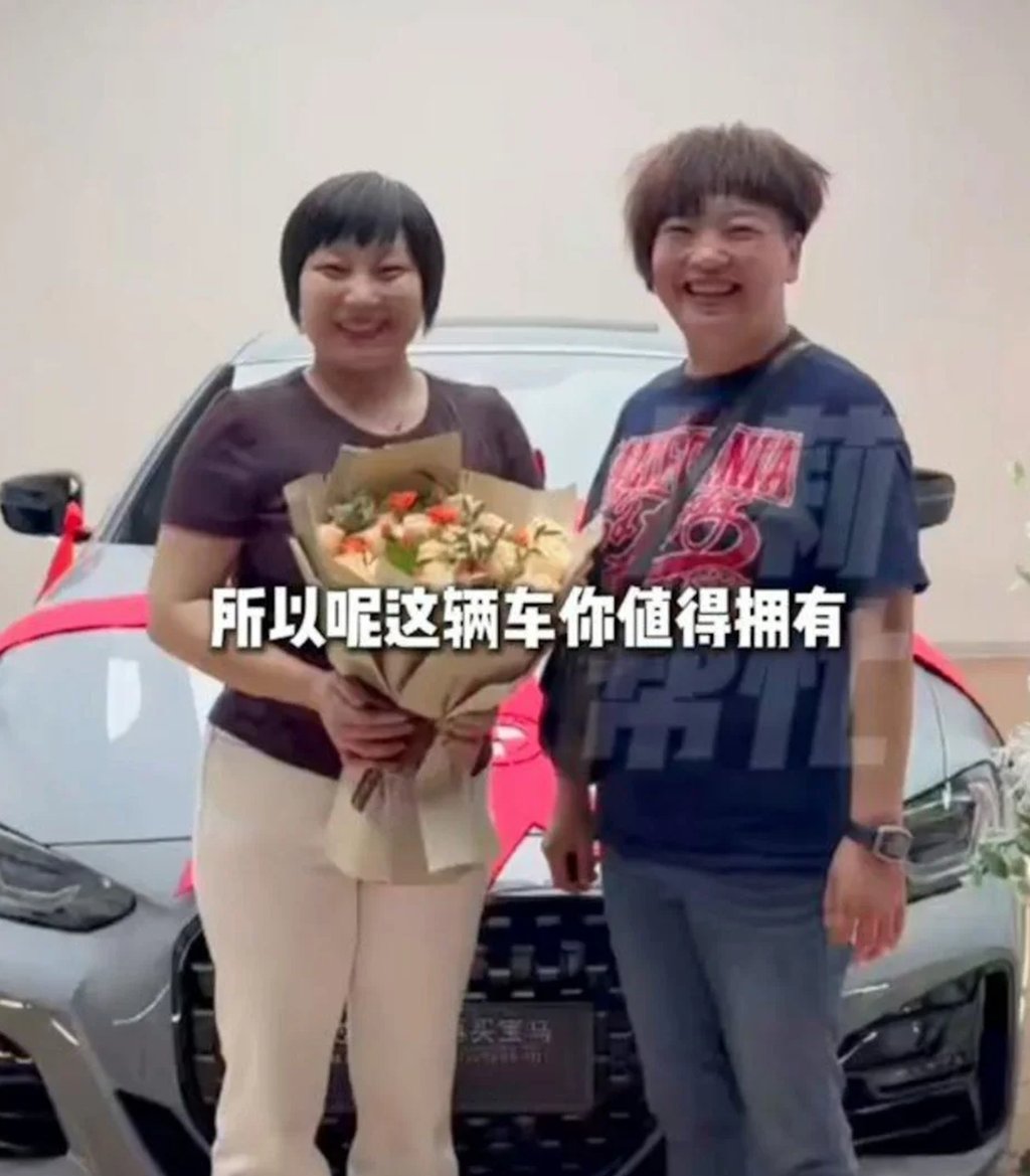 This employee, left, was one of the top performers rewarded with a brand-new BMW worth 300,000 yuan (US$45,000) by her compassionate CEO, right, for her dedication and hard work. Photo: Weibo