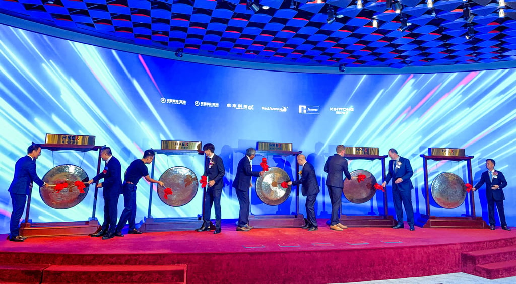 Representatives of RoboTechnik Intelligent Technology, Shenzhen Kinwong Electronic, Direct Drive Tech, Red Avenue New Materials Group and ChinaAMC Franklin FTSE Innovative Drugs ETF mark their stock debuts on the Hong Kong stock exchange on September 29, 2026. Photo: Reuters