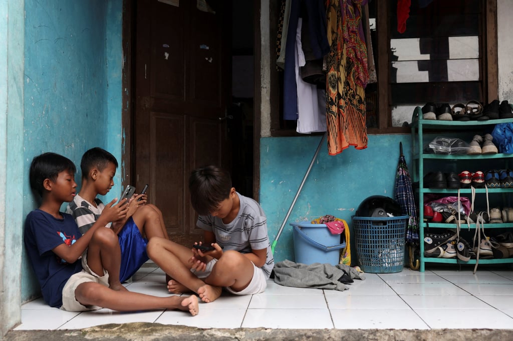 Young Indonesians use their mobile phones in Depok, on the outskirts of Jakarta, in March. Photo: Reuters Young Indonesians use their mobile phones in Depok, on the outskirts of Jakarta, in March. Photo: Reuters