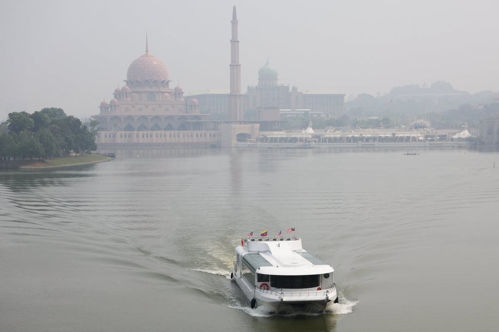A cruise boat passes the haze-shrouded Putra Mosque in Putrajaya, Malaysia, on Wednesday. Photo: Reuters