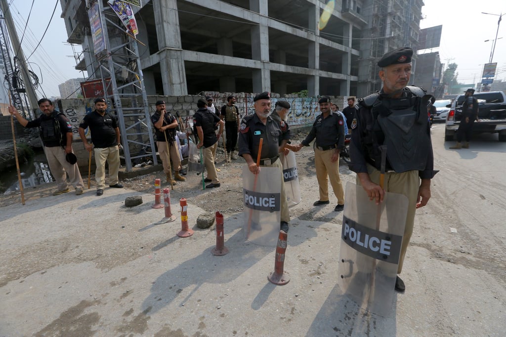 Pakistani security officials stand guard amid roadblocks in Peshawar on Sunday, amid heightened security during the Pakistan Tehreek-e-Insaf long march. Photo: EPA