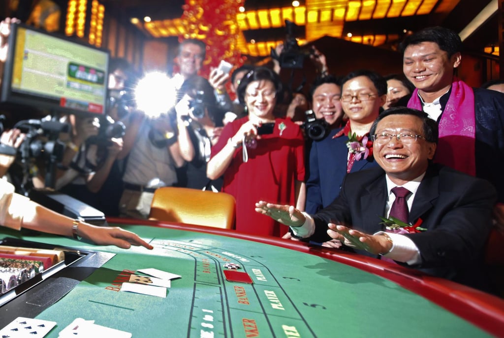 Genting Group executive chairman Lim Kok Thay (right) plays baccarat at Resorts World Sentosa, Singapore in 2010. Photo: EPA