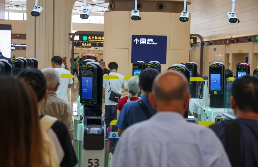 Travellers queue up to pass through the gates. Photo: Silvia Siu