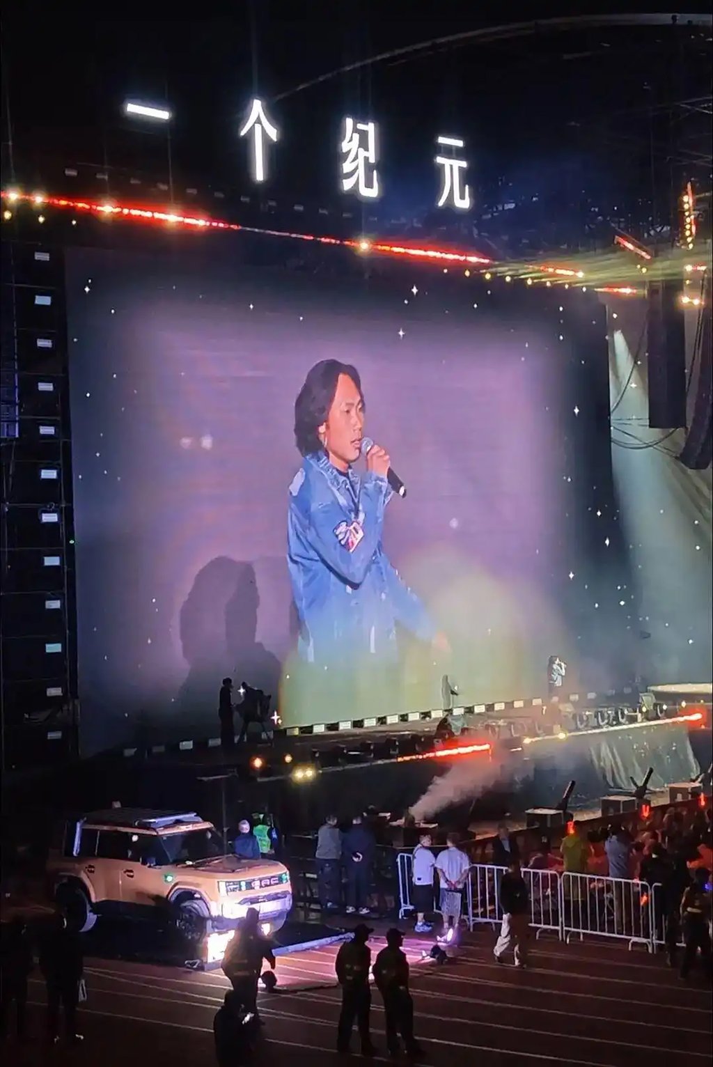 Without any rehearsal or teleprompter, Hou turned what was originally supposed to be a brief 30-minute performance into an impressive two-hour continuous singing set. Photo: Baidu