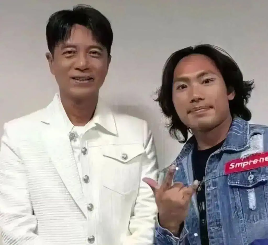 Deeply grateful, Lee shared a long, emotional embrace with Hou after the show, spending time afterwards to thank the man who saved his concert. Photo: Baidu