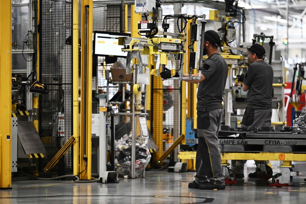Employees work on equipment for electric cars at a Renault factory in Cleon, northwestern France on October 2, 2026. Photo: AFP Employees work on equipment for electric cars at a Renault factory in Cleon, northwestern France on October 2, 2026. Photo: AFP