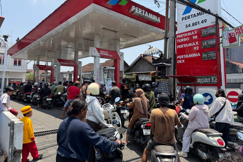 Motorcyclists queue to refuel at a petrol station in Denpasar, Bali, on Tuesday, amid reports of shortages. Photo: EPA Motorcyclists queue to refuel at a petrol station in Denpasar, Bali, on Tuesday, amid reports of shortages. Photo: EPA