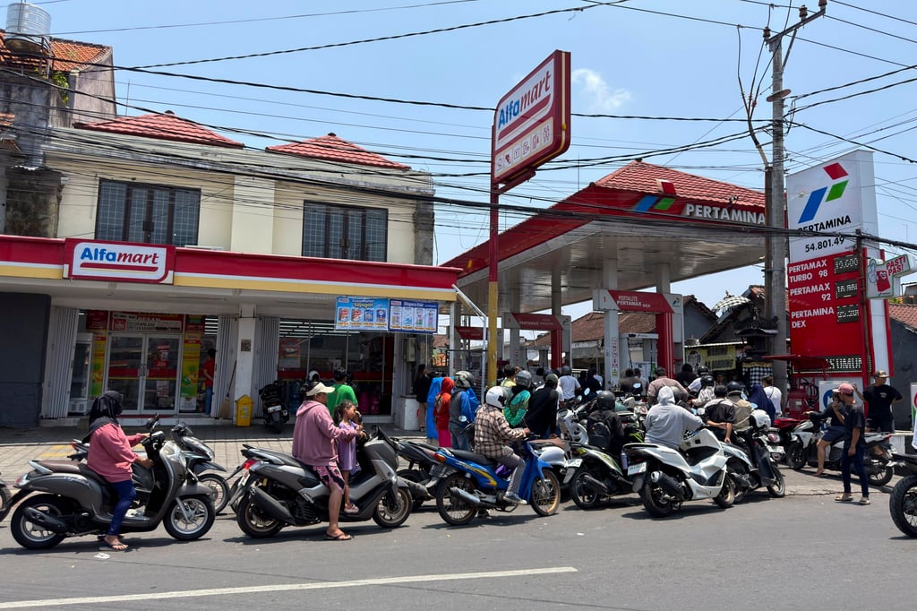 Motorcyclists queue to refuel at a petrol station in Denpasar, Bali, Indonesia, on Tuesday. Photo: EPA Motorcyclists queue to refuel at a petrol station in Denpasar, Bali, Indonesia, on Tuesday. Photo: EPA