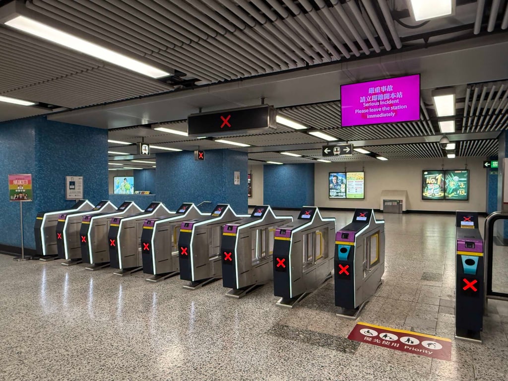 MTR Corp provided free shuttle buses to Yau Tong after trains began skipping Lam Tin station. Photo: Threads/ tong.w1227 MTR Corp provided free shuttle buses to Yau Tong after trains began skipping Lam Tin station. Photo: Threads/ tong.w1227