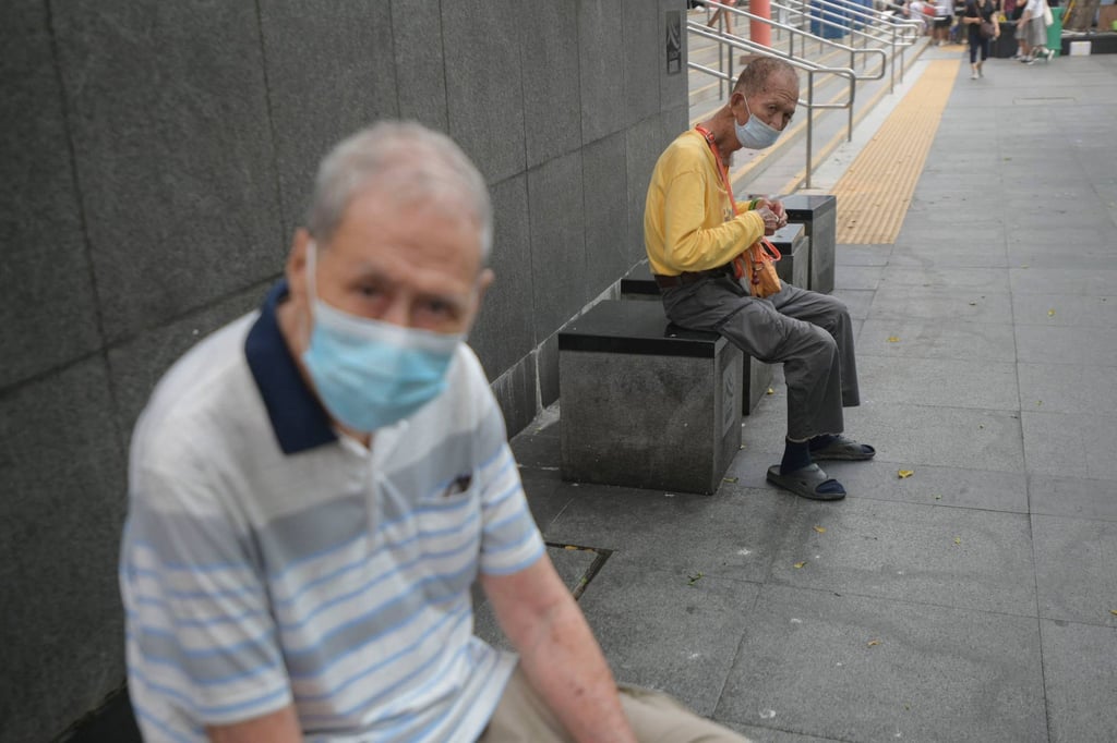 Elderly people wear protective face masks in Singapore on Thursday amid the regional haze caused by fires in Indonesia. Photo: AFP Elderly people wear protective face masks in Singapore on Thursday amid the regional haze caused by fires in Indonesia. Photo: AFP