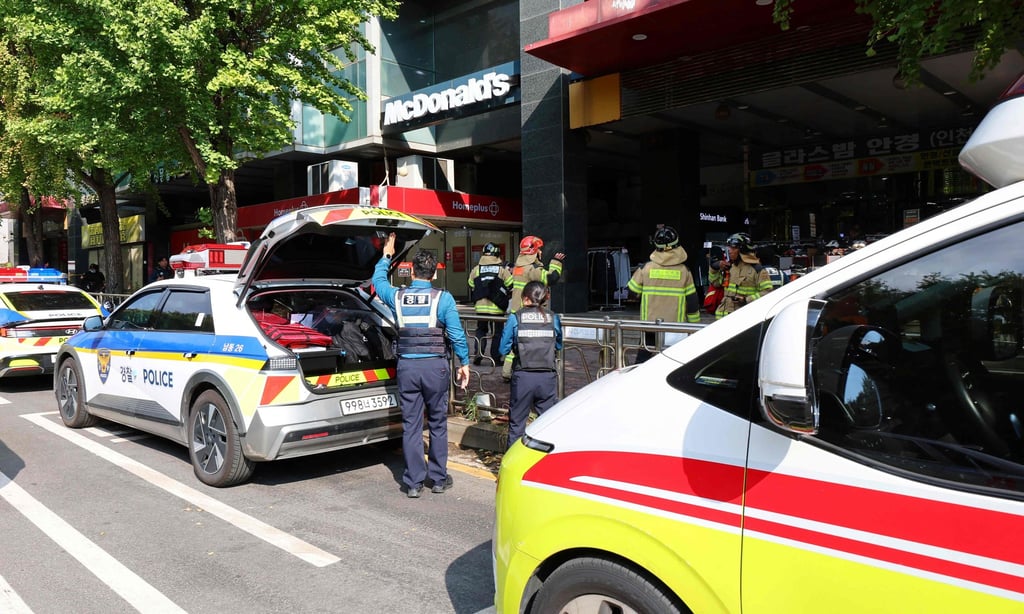 Police officers and firefighters arrive at the scene after a stabbing incident at a supermarket in Incheon, South Korea, on Tuesday. Photo: Yonhap/AFP Police officers and firefighters arrive at the scene after a stabbing incident at a supermarket in Incheon, South Korea, on Tuesday. Photo: Yonhap/AFP