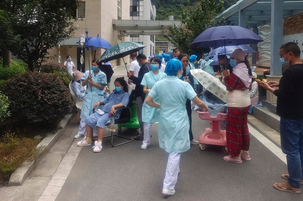 Medical workers transfer patients outside Renmin Hospital of Shimian county in Yaan, Sichuan province, following an earthquake in neighbouring Luding county on September 5, 2022. Photo: Xinhua via AP