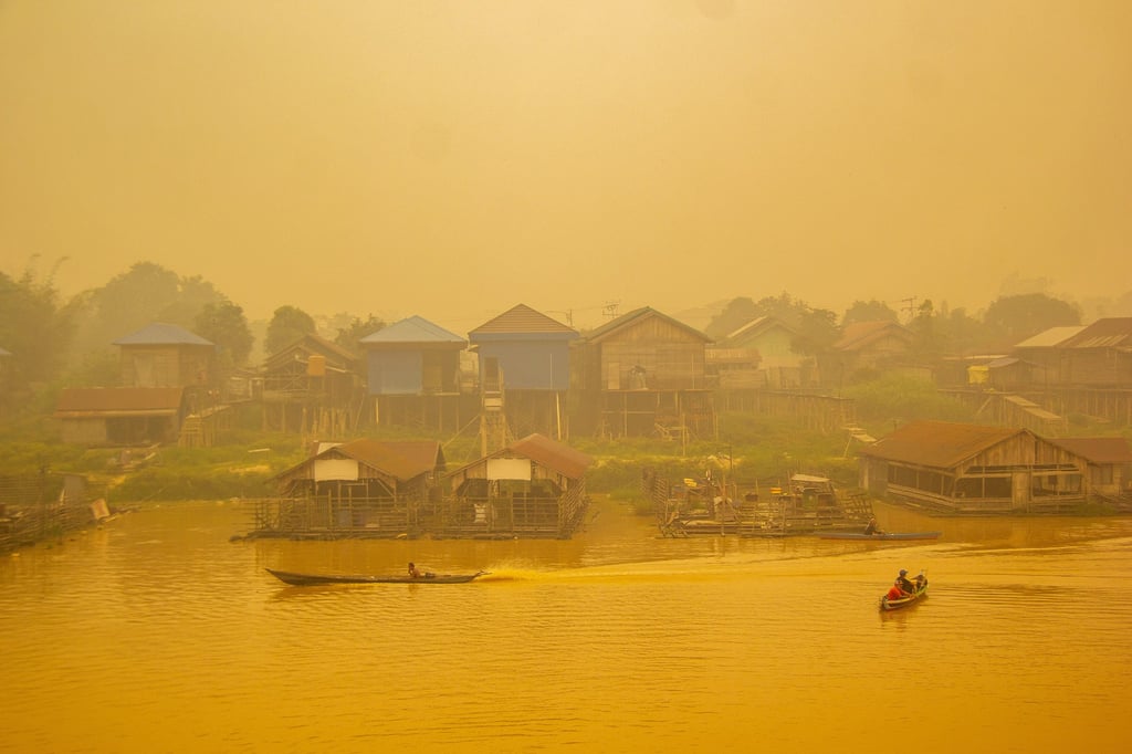 Thick wildfire haze shrouds the Kahayan River in Palangkaraya, Central Kalimantan, on Wednesday. Photo: EPA