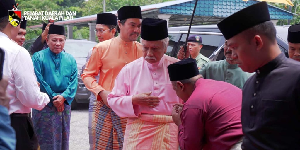 Negeri Sembilan ruler Tuanku Muhriz Tuanku Munawir (in pink) and Chief Minister Ismail Lasim (in blue) on Friday. Photo: Kuala Pilah District and Land Office