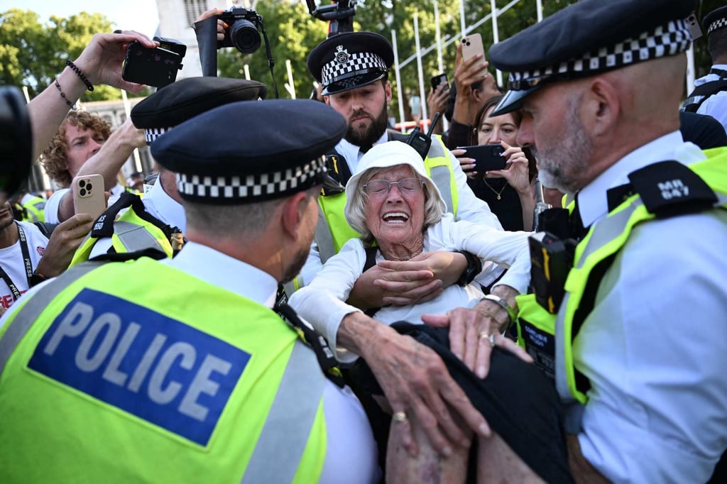 Police officers arrest an 89-year-old protester at the “Lift The Ban” rally organised by Defend Our Juries, challenging the proscription of Palestine Action, in Parliament Square, London, on August 9, 2025. Photo: AFP Police officers arrest an 89-year-old protester at the “Lift The Ban” rally organised by Defend Our Juries, challenging the proscription of Palestine Action, in Parliament Square, London, on August 9, 2025. Photo: AFP