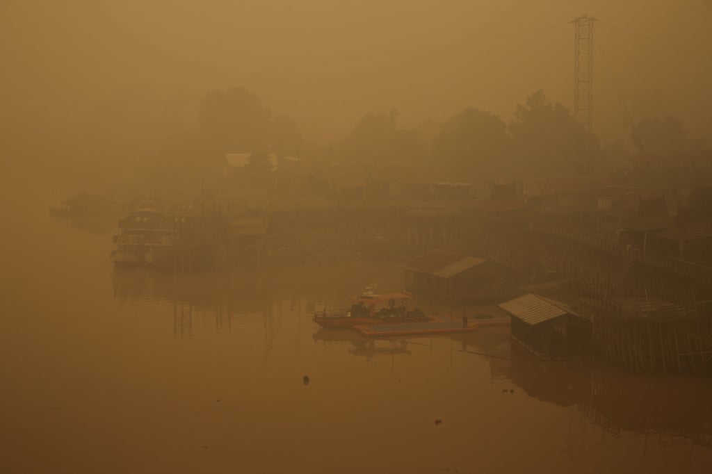 Haze from wildfires covers the area on the bank of the Kahayan River in Palangka Raya, Central Kalimantan, Indonesia, on Thursday. Photo: Reuters Haze from wildfires covers the area on the bank of the Kahayan River in Palangka Raya, Central Kalimantan, Indonesia, on Thursday. Photo: Reuters