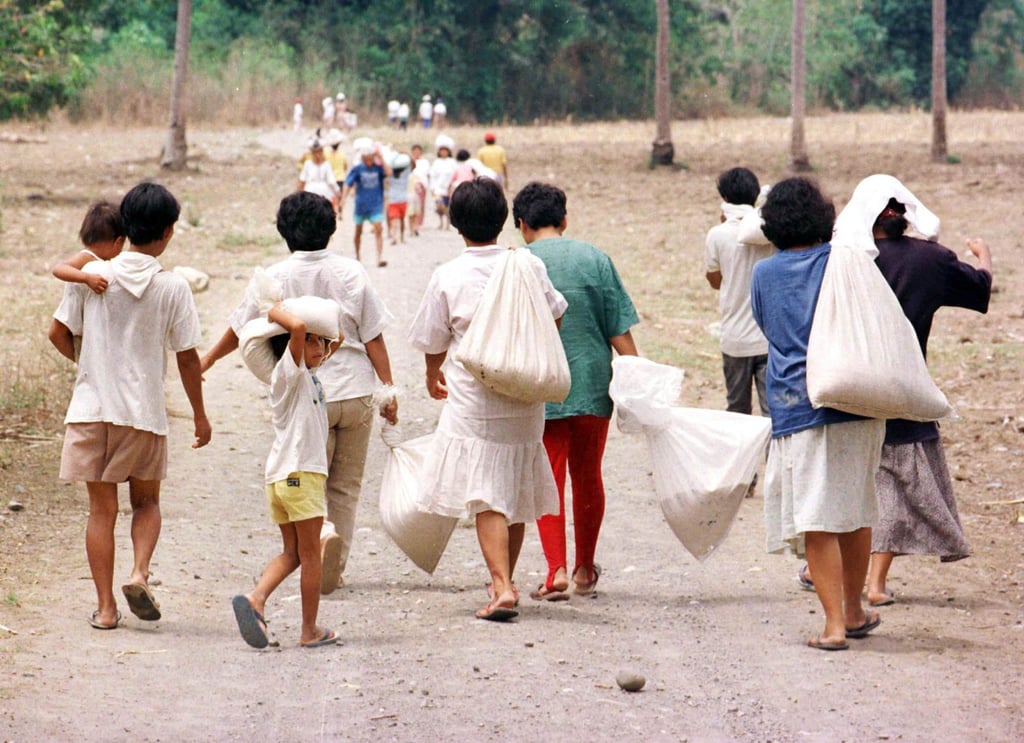 Filipinos affected by severe drought return to their homes carrying government-supplied rice rations in April 1998, when the Philippines previously experienced “super” El Nino conditions. Photo: AFP Filipinos affected by severe drought return to their homes carrying government-supplied rice rations in April 1998, when the Philippines previously experienced “super” El Nino conditions. Photo: AFP