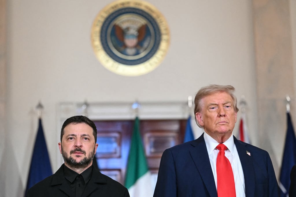 US President Donald Trump and Ukrainian President Volodymyr Zelensky stand for a family photo with European leaders in the White House on August 18, 2025. Photo: AFP